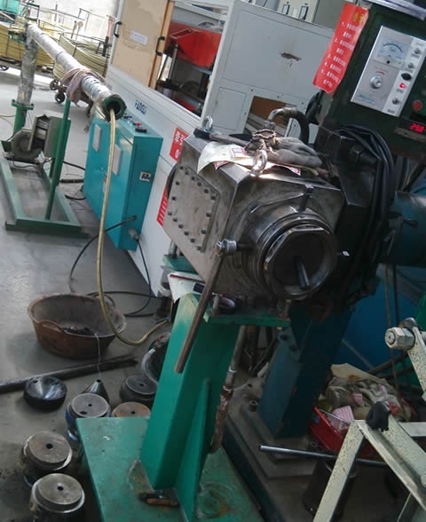 A machine is producing the inner hose of hydraulic hose.